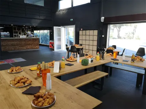 L'espace restauration, tables dressées pour un groupe