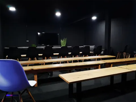 La salle de réunion, équipée pour un séminaire d'entreprise